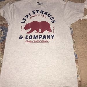 I’m selling a never worn Levi short sleeve tee